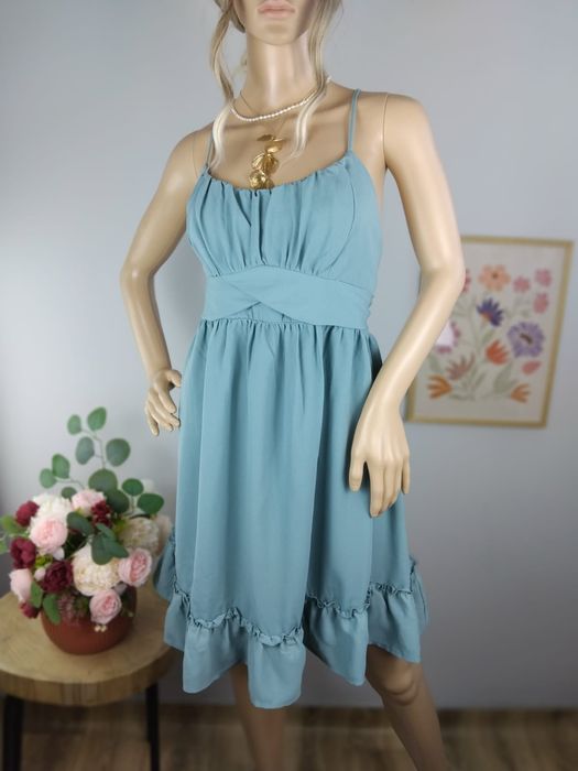 Elegancka sukienka wiązana na plecach rozkloszowana falbany koktajlowa