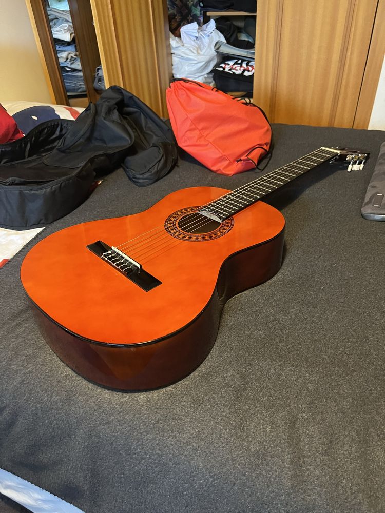 Guitarra Stagg como nova, com capa