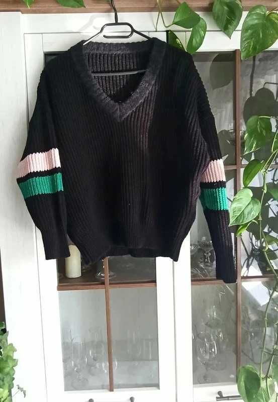 Czarny damski sweterek w paski