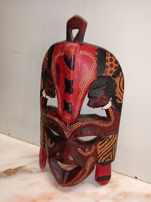 Máscara tradicional africana em madeira esculpida com 25cm altura