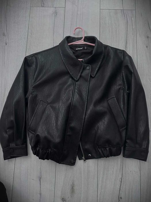 Вкорочена чорна куртка шкіряна жіноча, бомбер