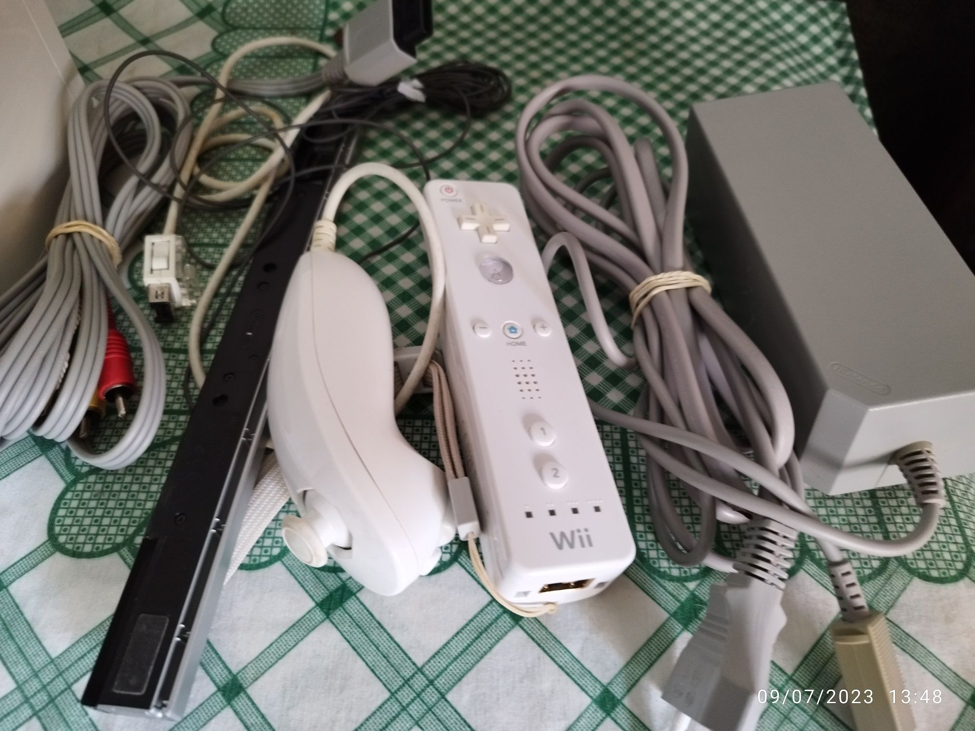 consola Wii com cabos e comandos.