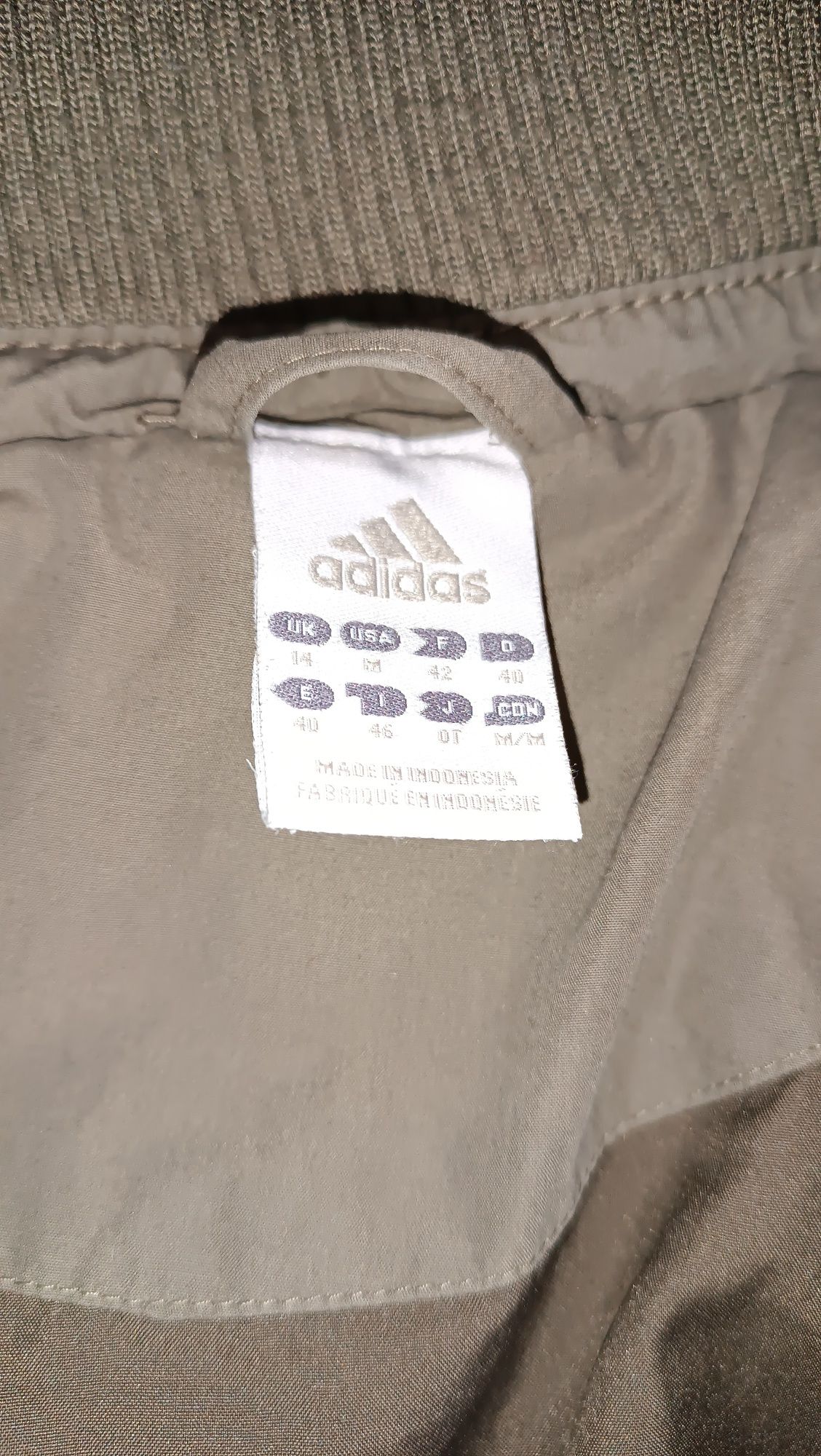 Продаю куртку женскую Adidas размер S