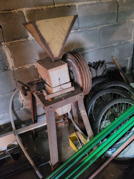 Stary śrutownik do zboża