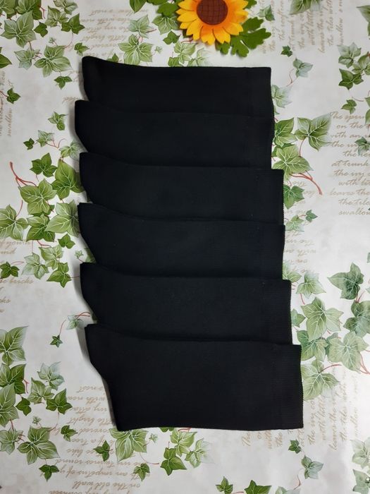 12 pares de meias pretas e cores sortidas.