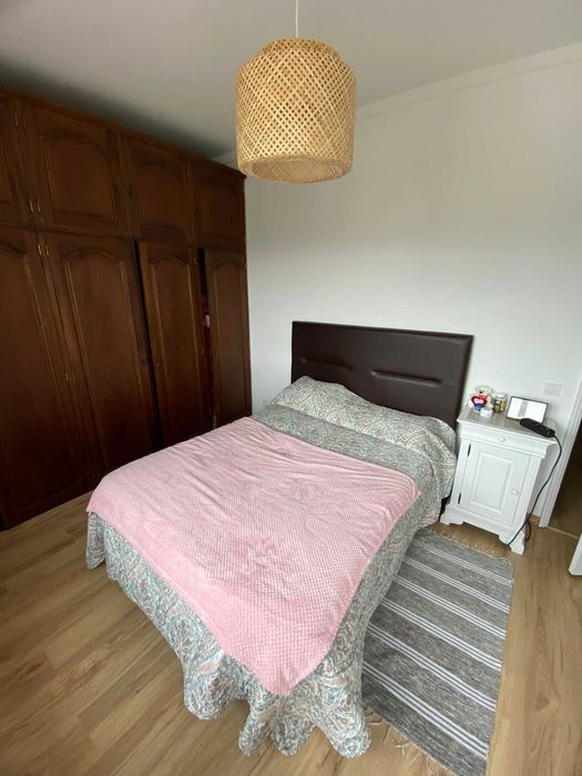 Quarto para arrendar a estudante. Casa e cozinha totalmente equipadas