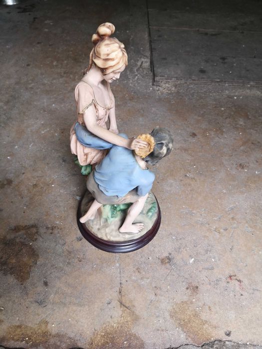 Estatueta com base de madeira, 45 cm