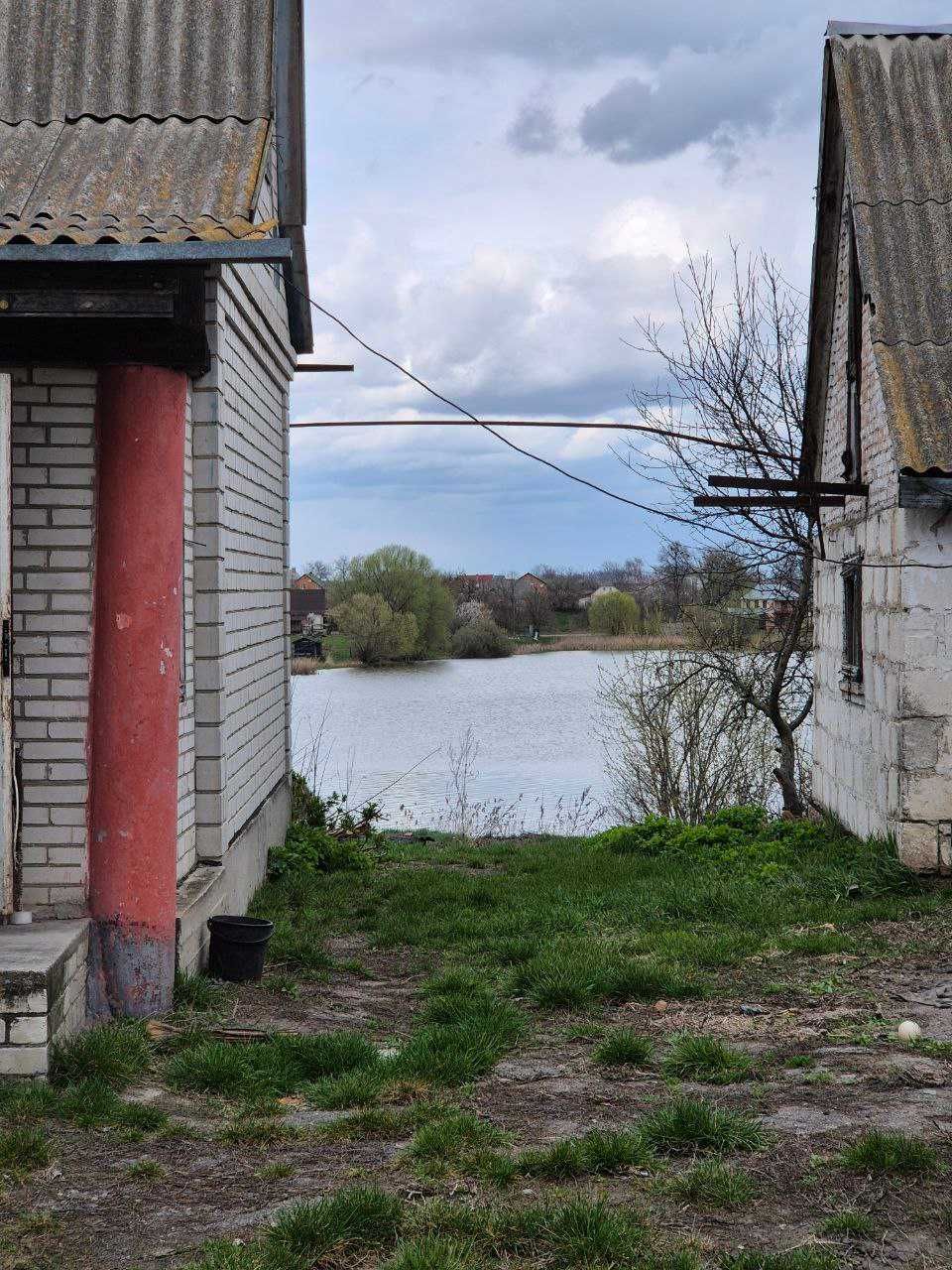 Цегляний будинок в смт Гребінки на березі річки Протока Дім