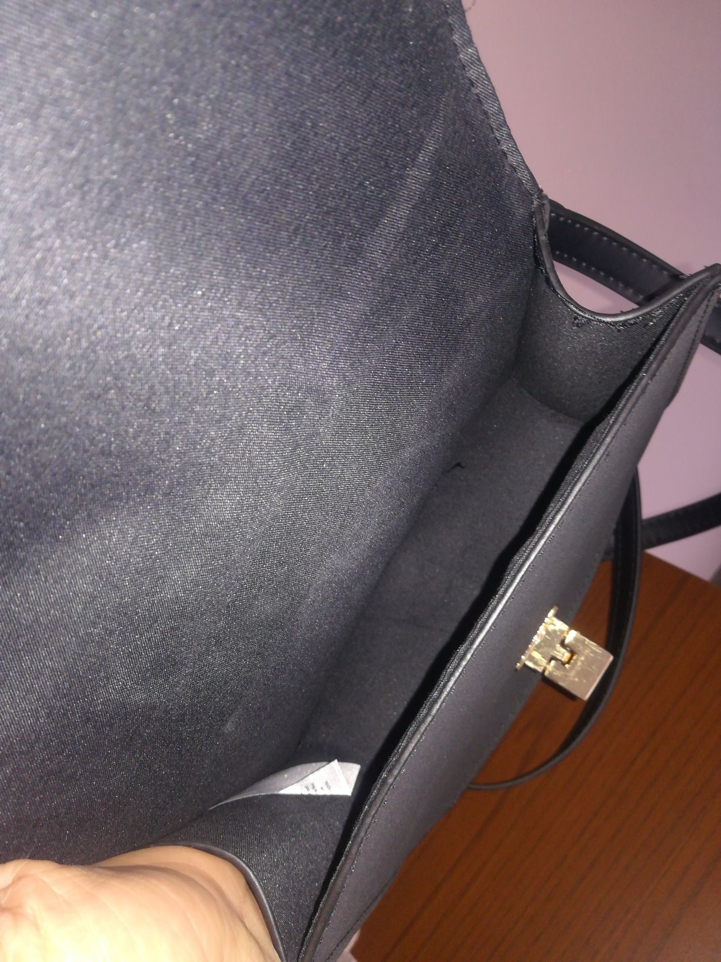 Mała czarna elegancka torebka na pasku