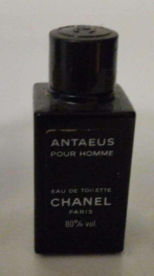 Cinco perfumes miniatura 
- N°19
- Antaeus
- Cri