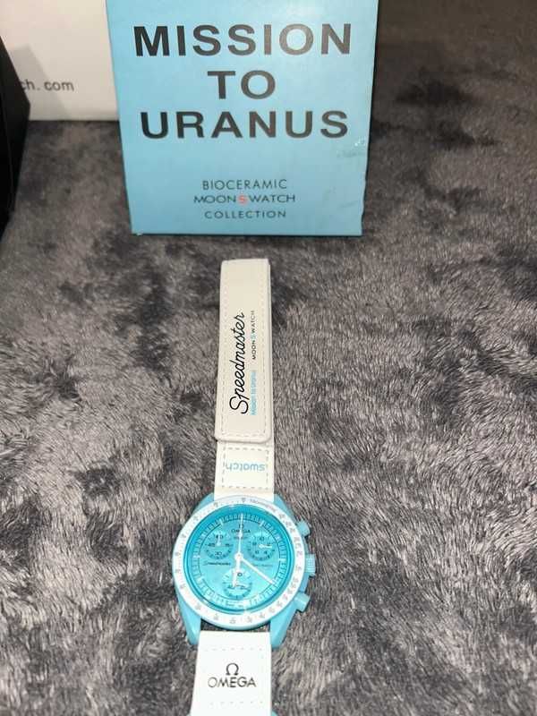 Omega x Swatch Uran SO33L100：Bioceramika z Kosmosu