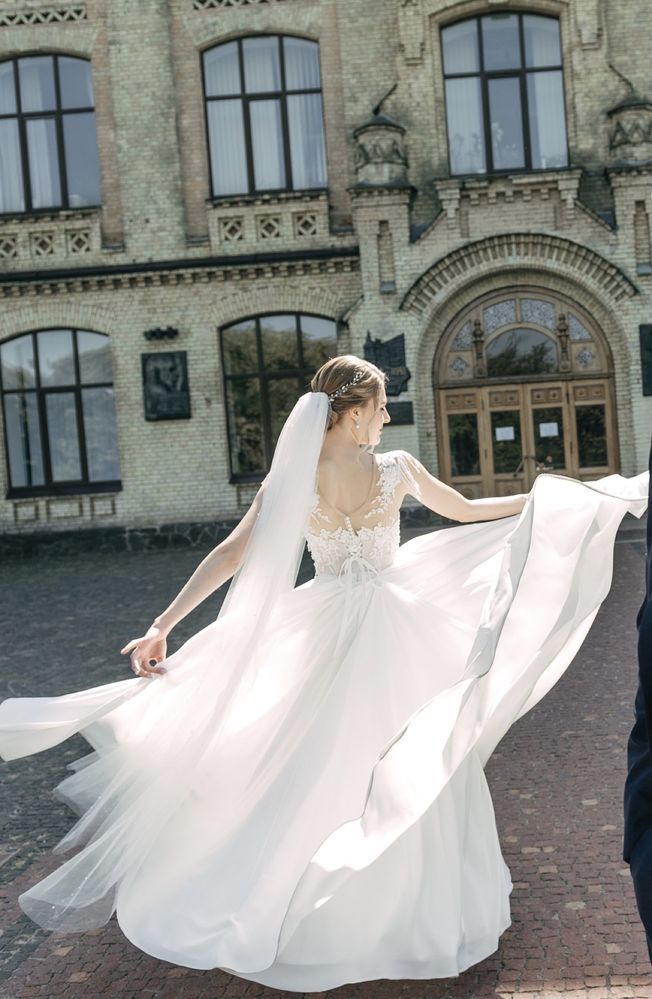 Свадебное платье цет айвори, атласное, с шлейфом / весільна сукня