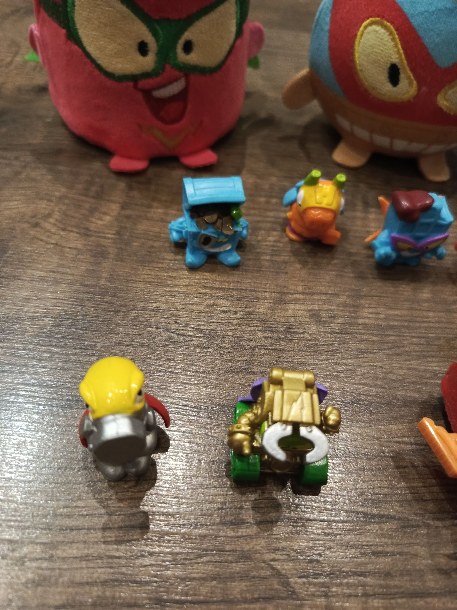 Super zings zestaw : gra z figueką + 10 figurek + pojazd + 3 pluszaki