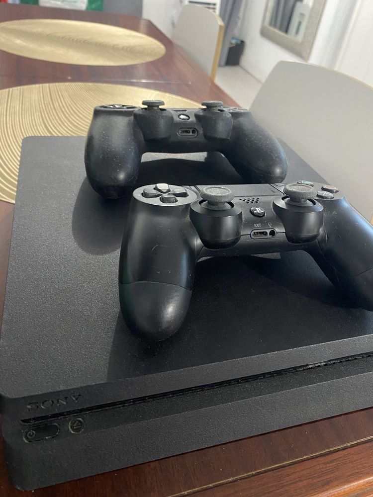 Vendo PS4 + dois comandos originais e fone
