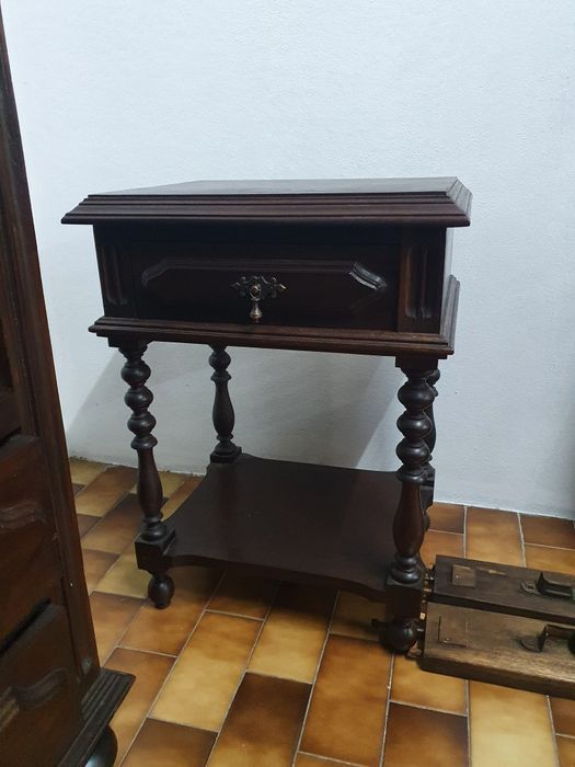 Mobília de quarto, cama, cómoda, espelho, mesinhas, colchão, estrado