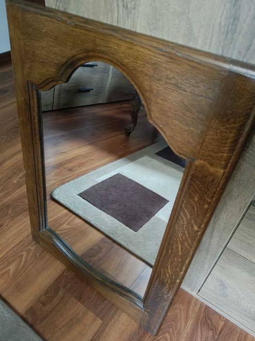 Lustro w grubej dębowej ramie