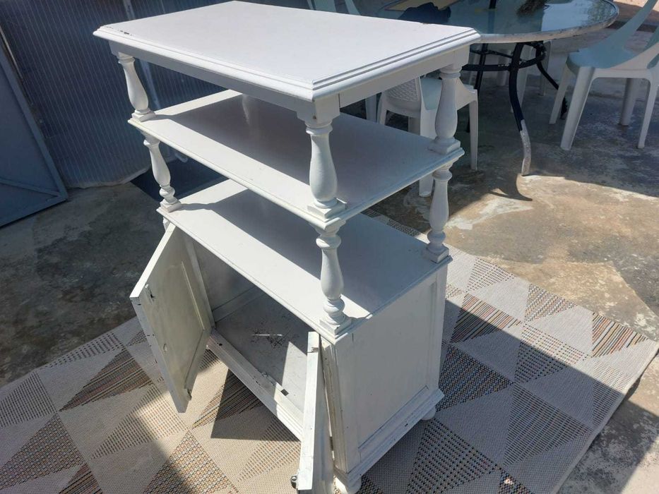 Estante branca para tv com 3 andares e 2 portas