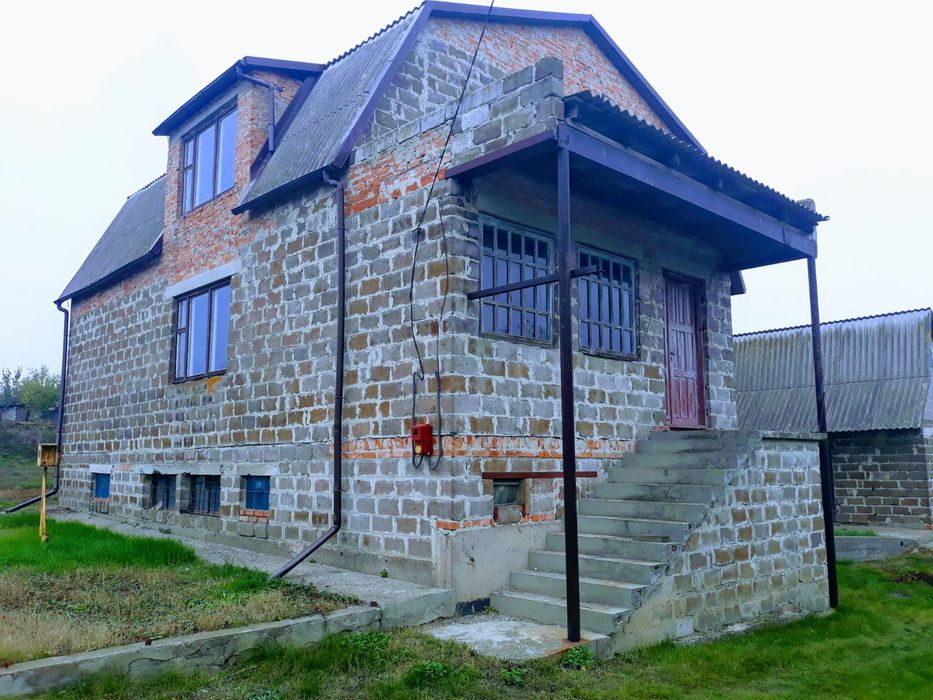 Продам двоповерховий будинок  селищі Петрове