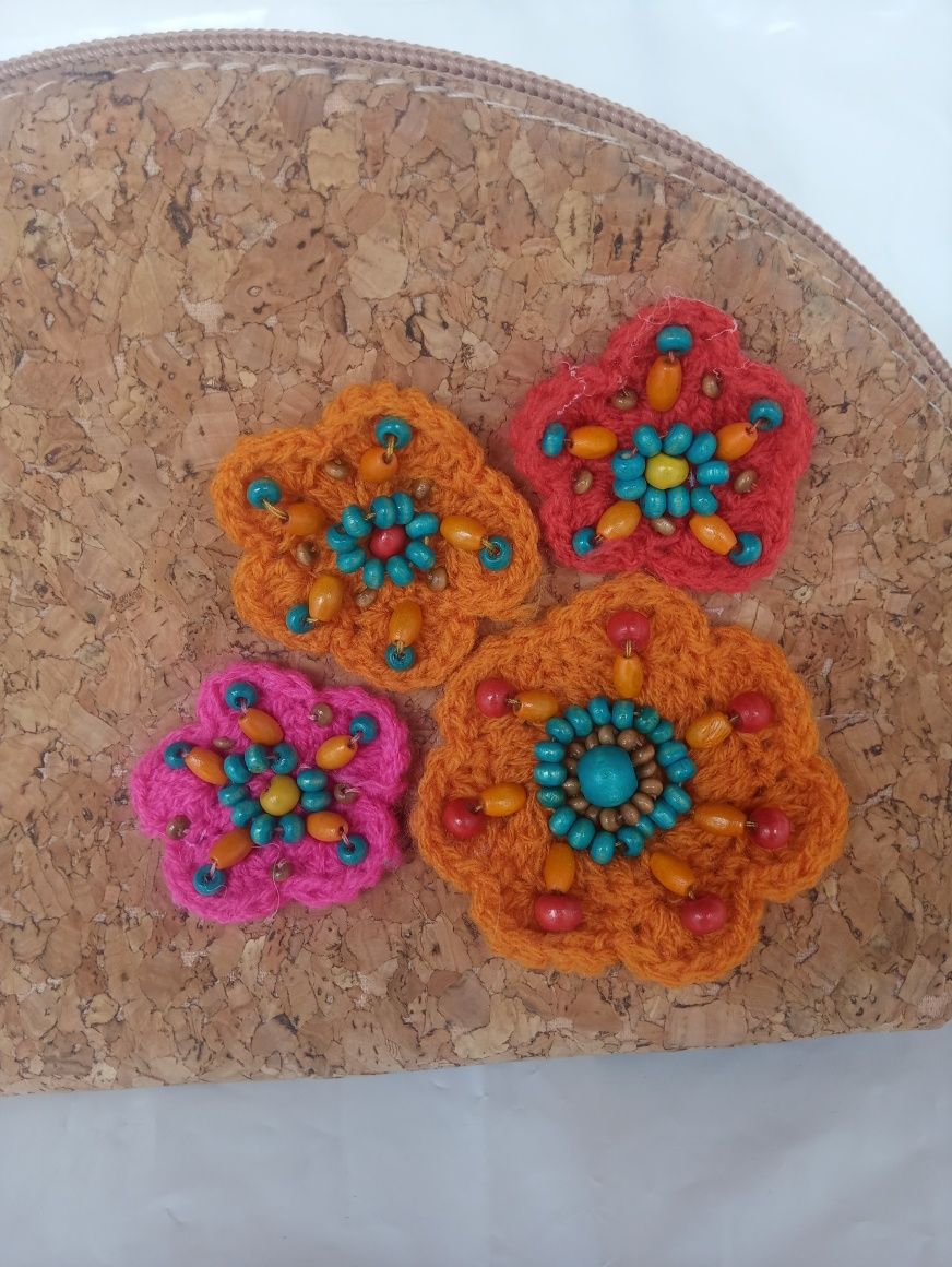 Bolsa em cortiça com flores em crochet
