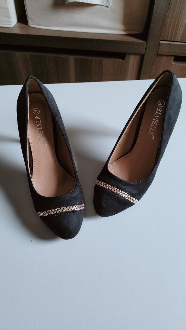 Sapatos stilleto com pormenor dourado