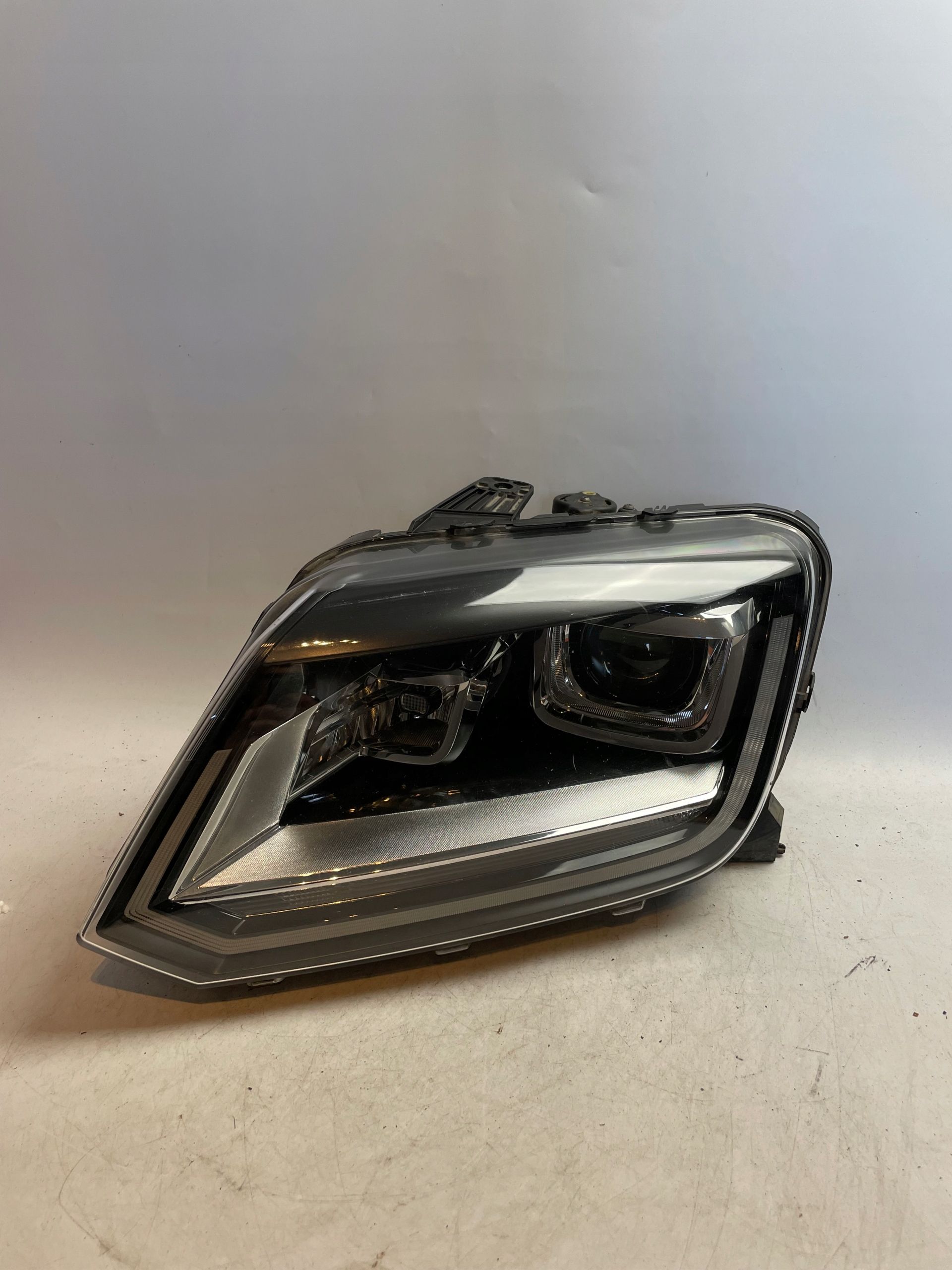VW AMAROK REFLEKTOR Lampa przednia lewa xenon
