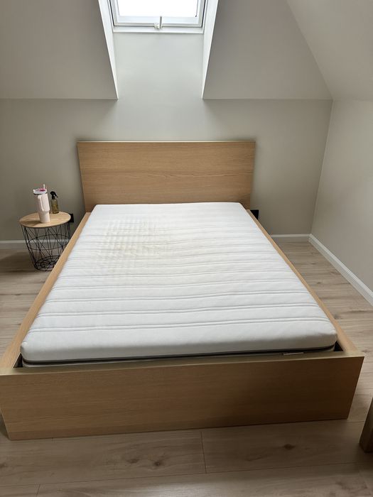 Sprzedam łóżko, biurko, toaletke i lustro