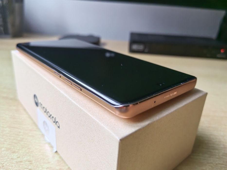 Motorola EDGE 40 neo 12/256gb gwarancja jak nowy Pantone Peach Fuzz