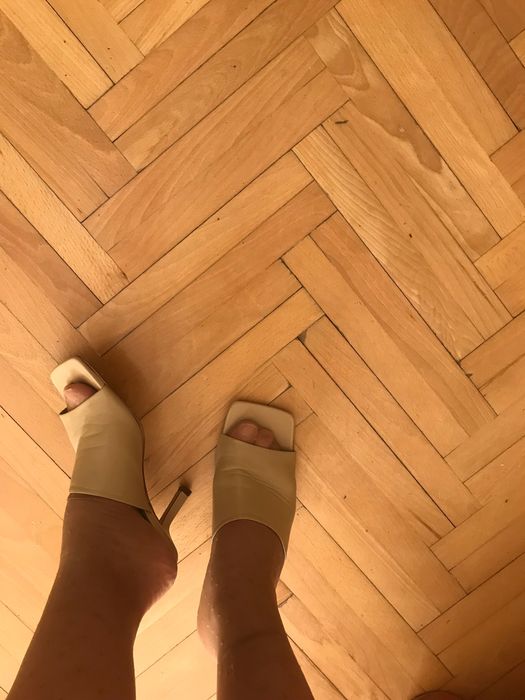 Massimo Dutti klapki szpilki beżowe 38