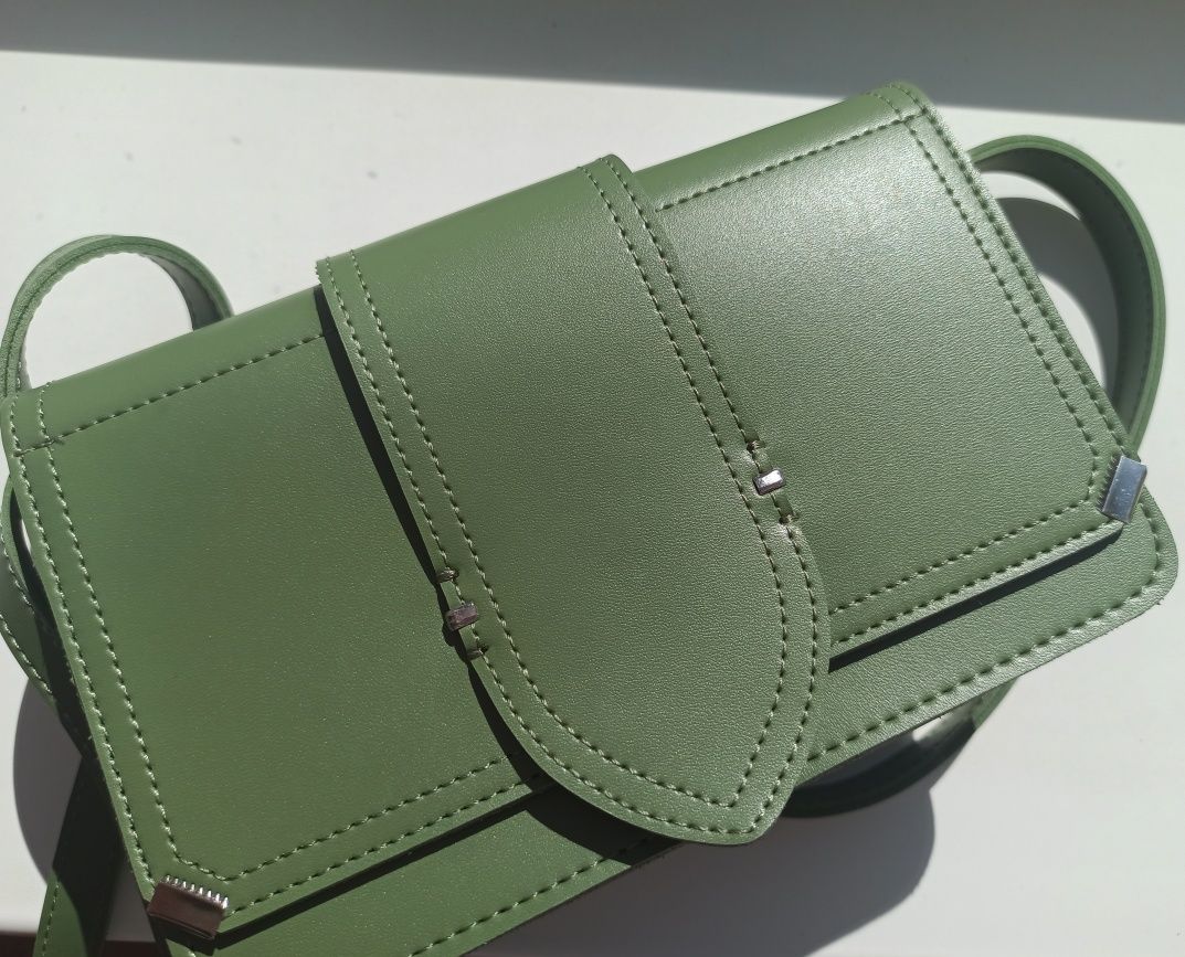 нова сумка через плече оливкового кольору на застібці