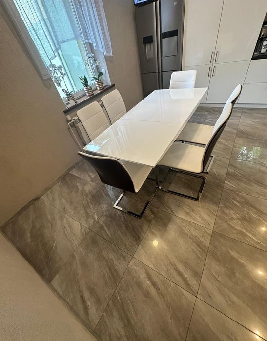 Stół i 6 krzeseł firma Paged, biały połysk