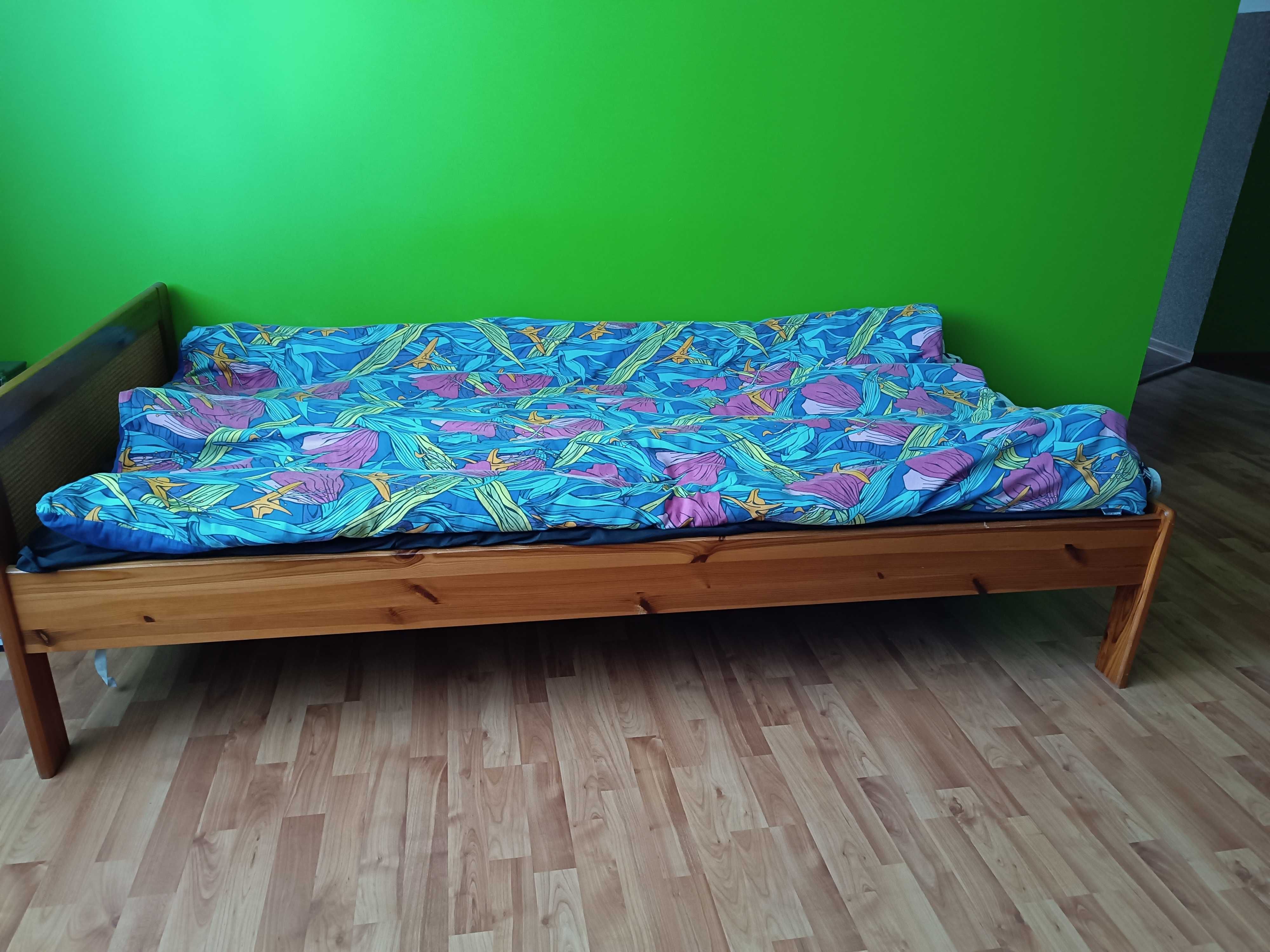 Komplet mebli, łóżko, szafy.