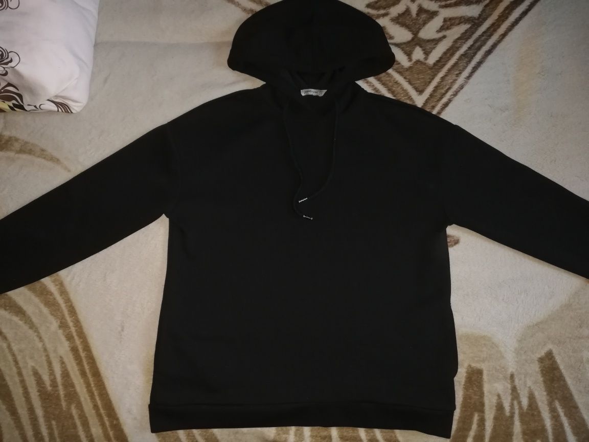 Czarna bluza z kapturem Stradivarius