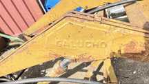 Frontal da galucho com balde, forquilha para fardos e comando
