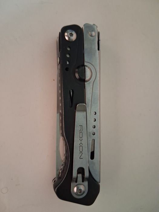 Nóż składany z nożyczkamii