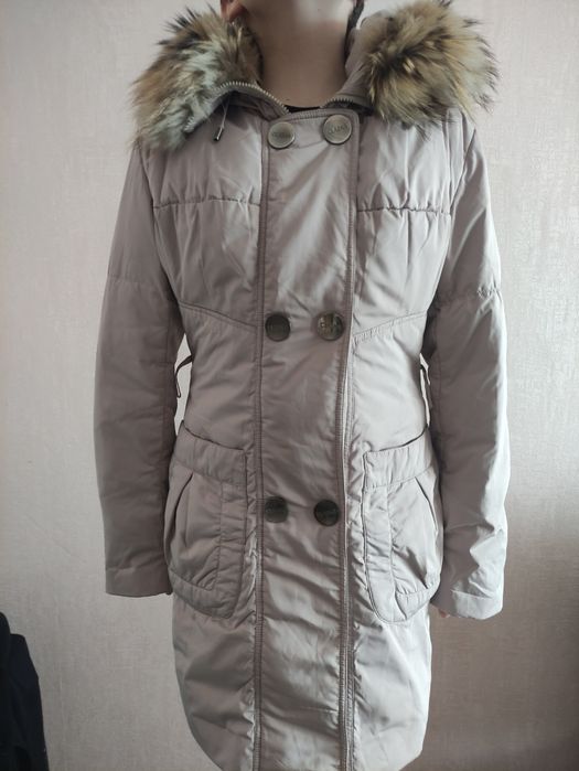 Продам зимнюю курточку с капюшоном с натуральным мехом