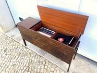 Rádio gira-discos a funcionar antigo +120comp x 35,5prof x 67,5alt.