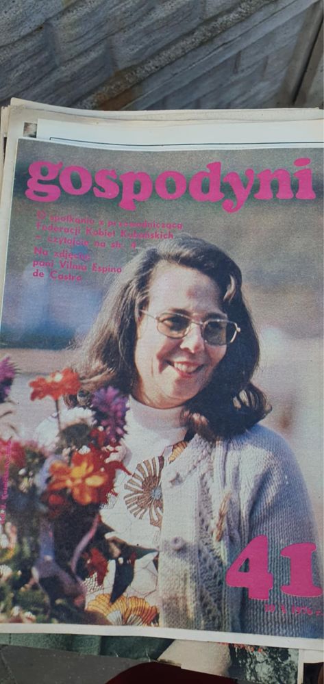 Stare gazety przyjaciolka kobieta i zycie panorama