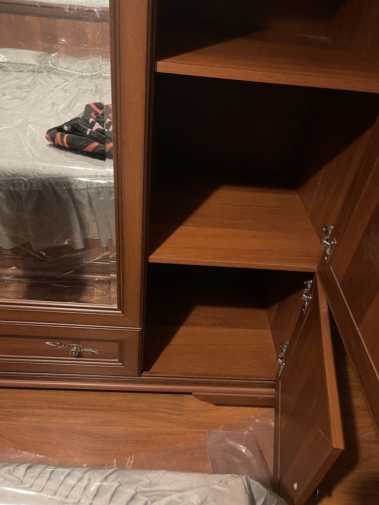 Шкаф для одежды распашной в спальню/гостинную