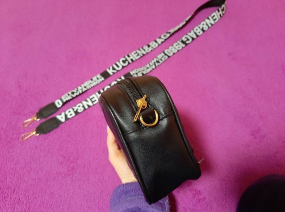 Жіноча сумочка з не регульованою шлейкою.