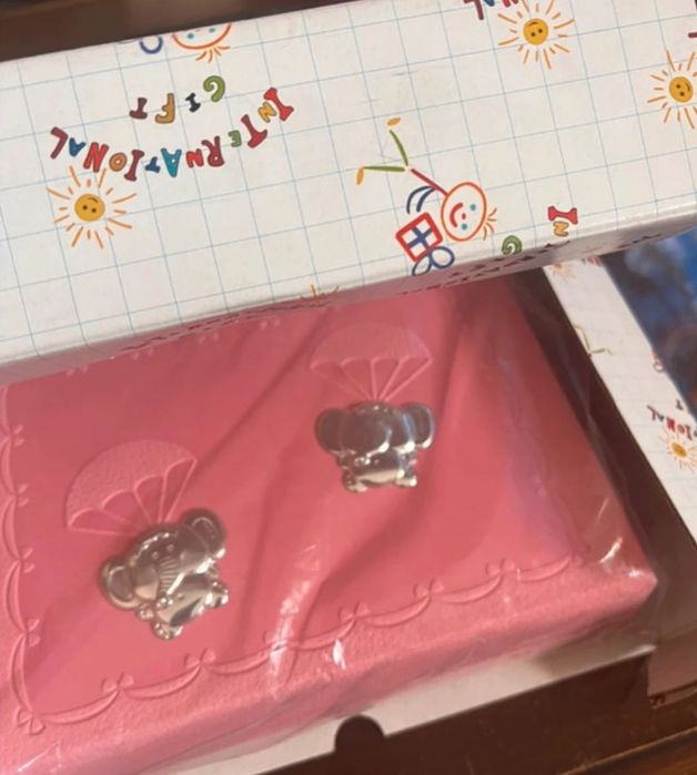 Caixa de bebé com detalhes em prata com acessórios incluidos