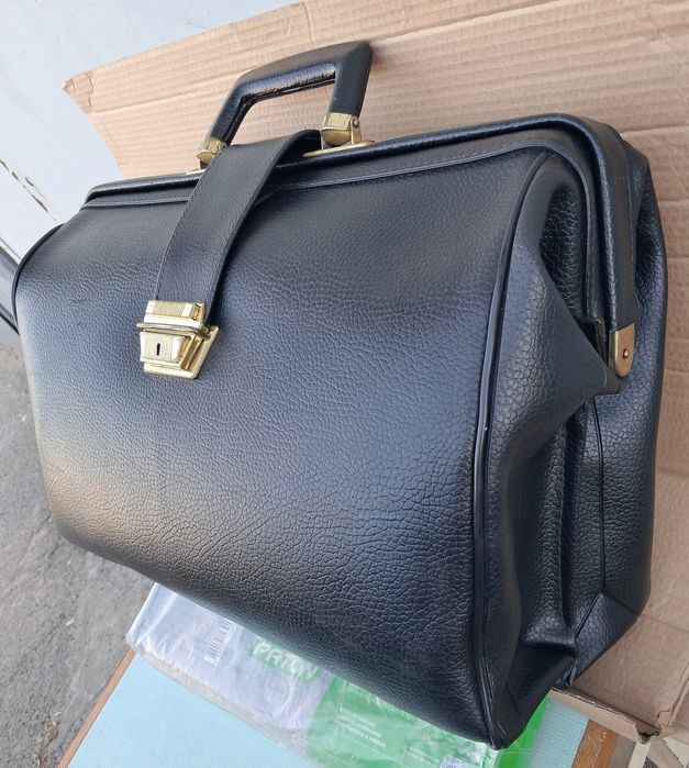 Портфель - саквояж.