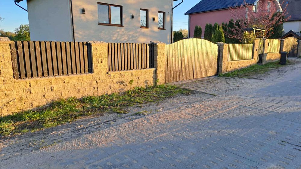 Ogrodzenie drewniano-metalowe (21m) w dobrym stanie