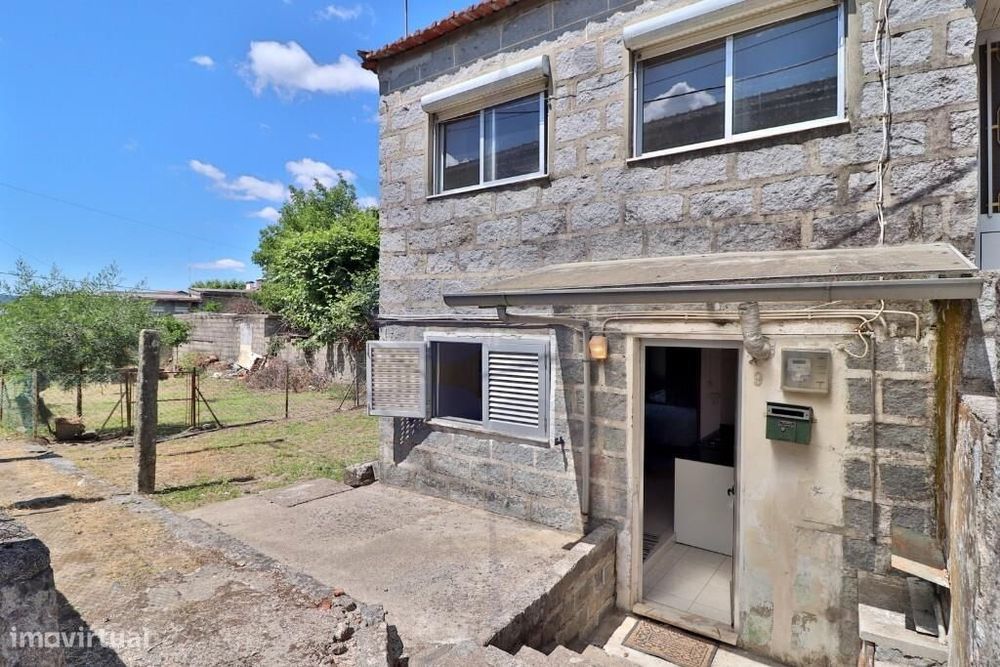 Cave com destino habitação para venda em Ruães - Andar moradia