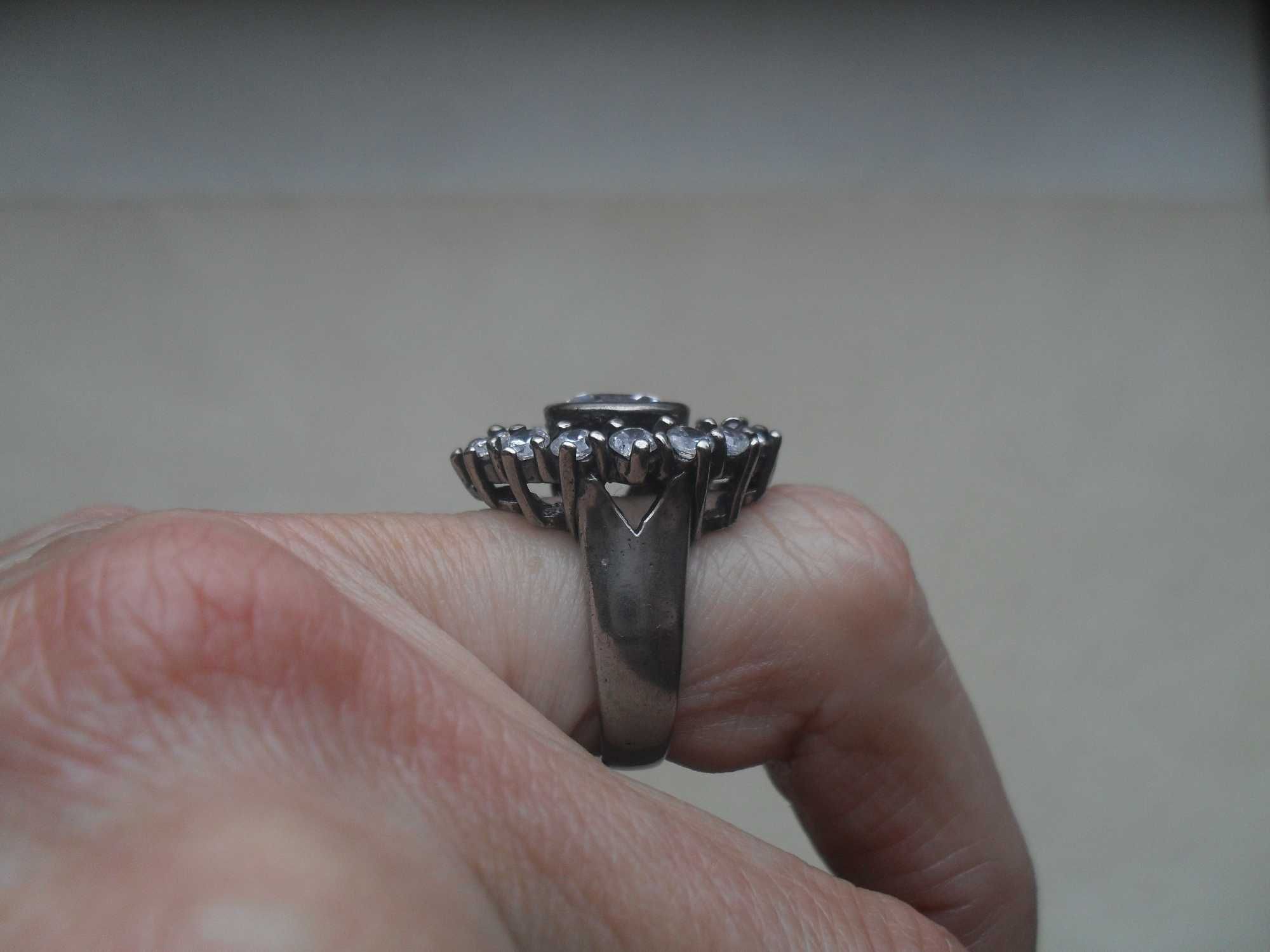 Srebrny pierścionek - piękna rozeta z kryształami CENA OST