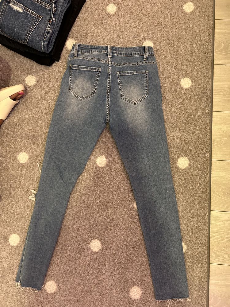 skinny jeans z dziurami forever21