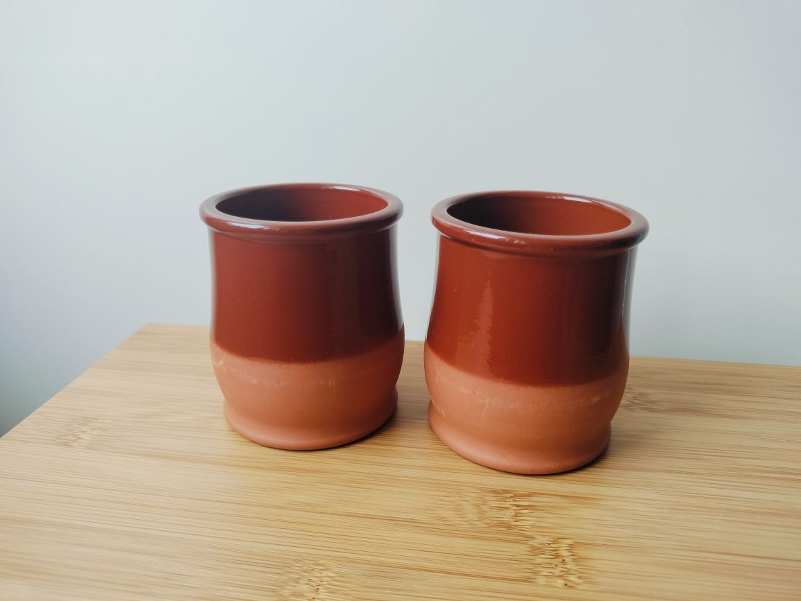 Copos de barro castanhos