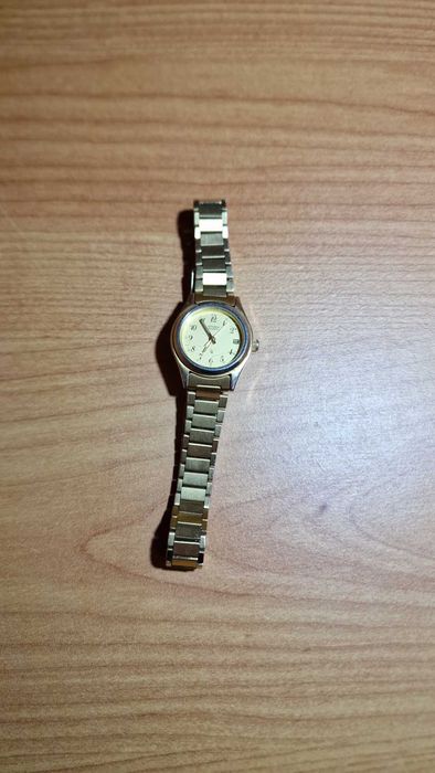 Złoty damski zegarek klasyczny – elegancki