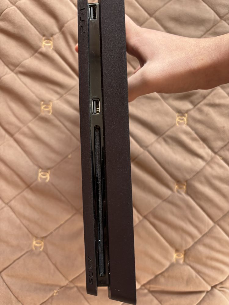 Продам PlayStation 4 slim 1tb