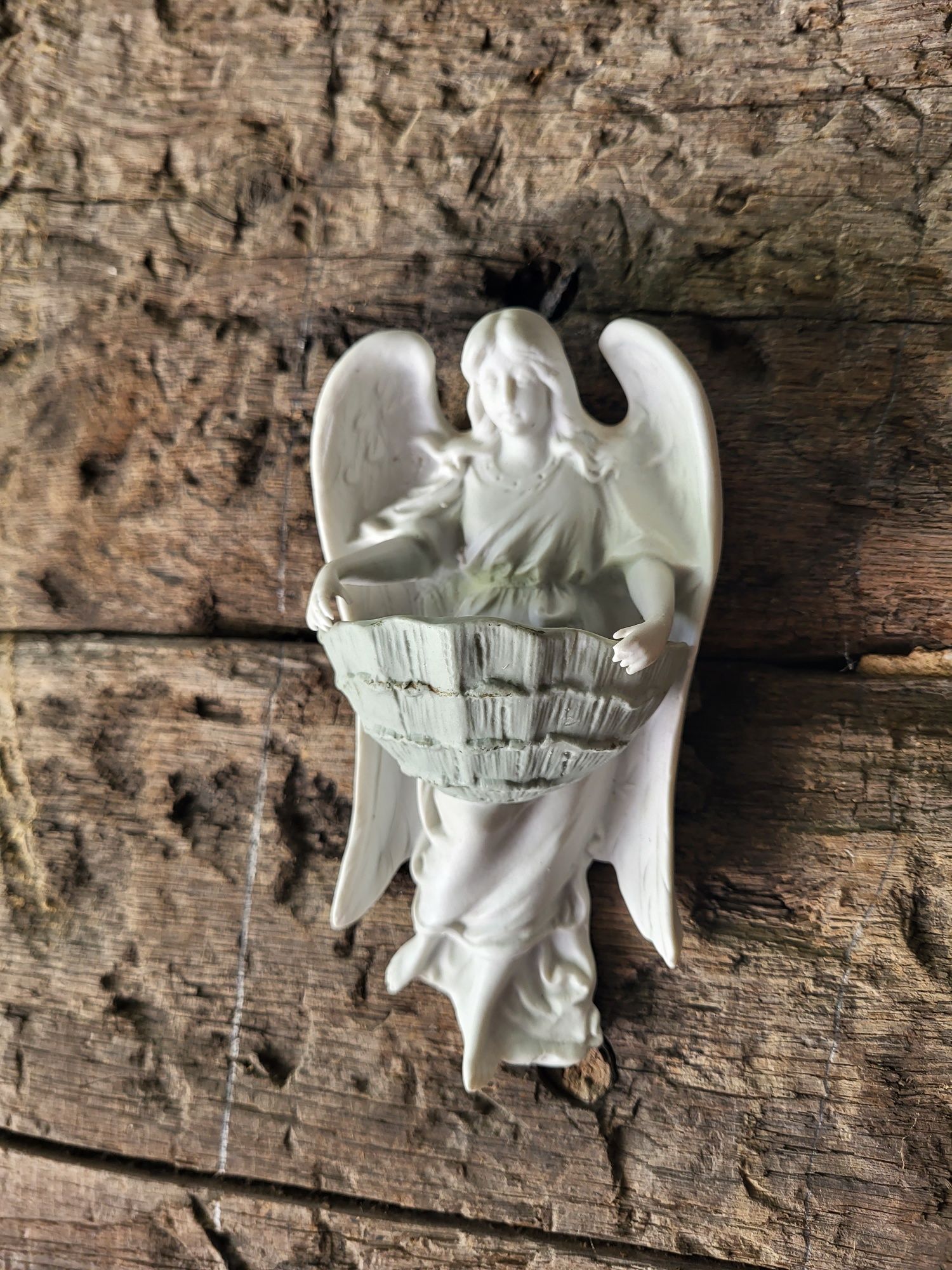 Sygnowana kropielnica biskwit Anioł z porcelany