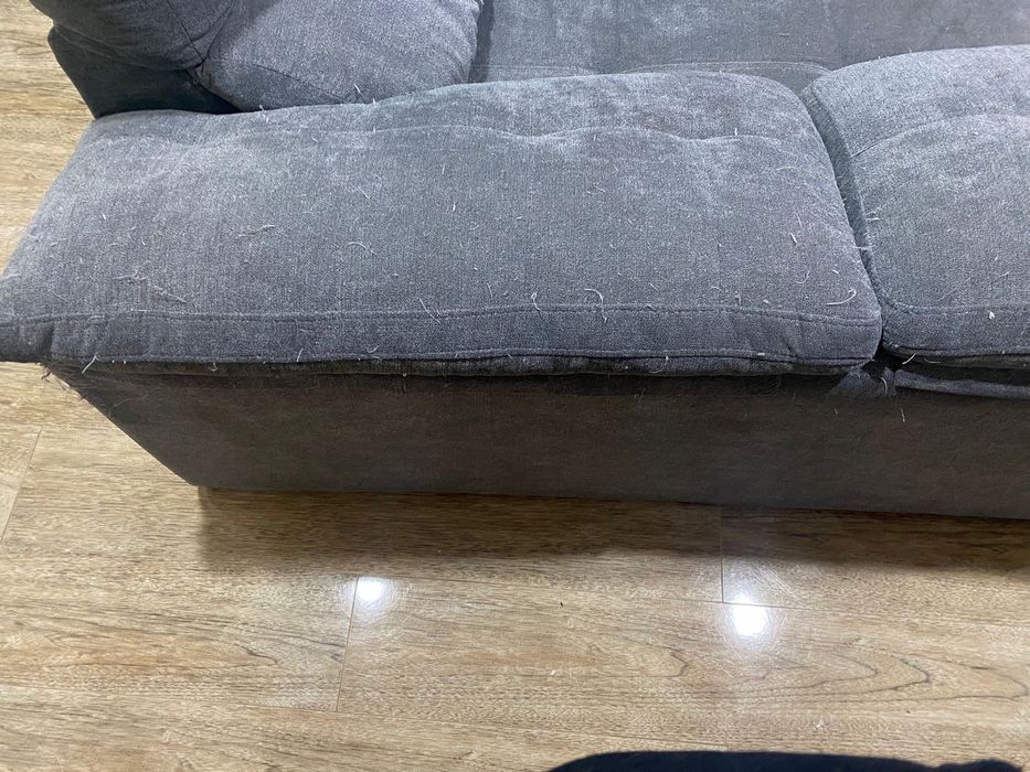 Vendo sofa com algumas marcas de uso a preco acessivel.